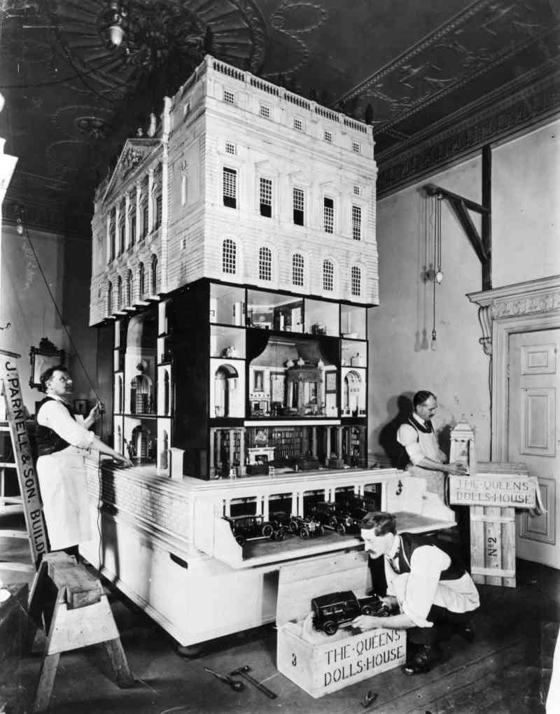 La casa de muñecas de la Reina Mary, diseñada por Sir Edwin Lutyens, está empacada para su envío a Windsor