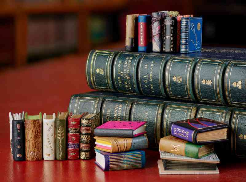 Libros en miniatura de la biblioteca de la casa de muñecas
